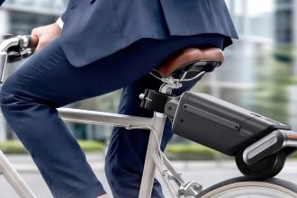 ASUS Oxiis E250G1 Intelligent Bike Booster, module de conversion friction drive monté sur un vélo de ville