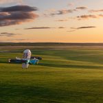 Drone Amazon Prime Air en vol au-dessus d'un champ, livraison par drone