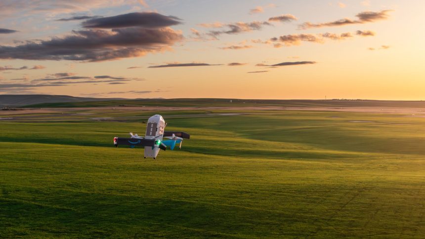 Drone Amazon Prime Air en vol au-dessus d'un champ, livraison par drone