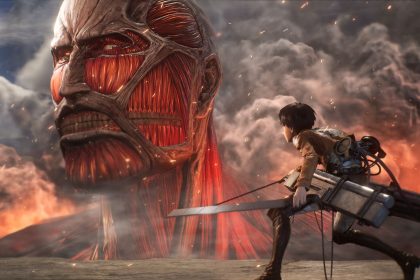 Art cinématique officiel d'Attack on Titan 3, Eren Yeager avec l'équipement tridimensionnel face au Titan Colossal, fumée et braises, Koei Tecmo