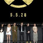 Image officielle du casting du reboot X-Men dévoilé au D23 : le casting sur scène devant le logo officiel Marvel Studios et la date du 5 mai 2028