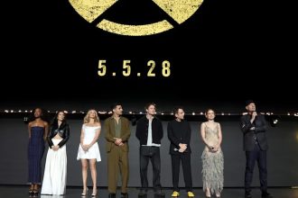 Image officielle du casting du reboot X-Men dévoilé au D23 : le casting sur scène devant le logo officiel Marvel Studios et la date du 5 mai 2028