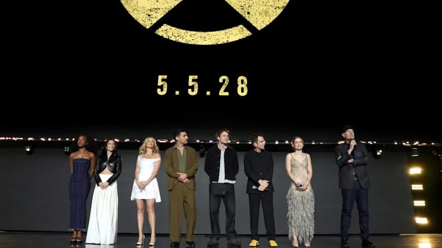 Image officielle du casting du reboot X-Men dévoilé au D23 : le casting sur scène devant le logo officiel Marvel Studios et la date du 5 mai 2028