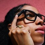 Modèle portant des lunettes Ray-Ban Meta, les lunettes connectées à caméra de Meta bannies dans de nombreux lieux publics