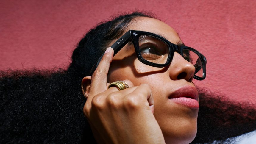 Modèle portant des lunettes Ray-Ban Meta, les lunettes connectées à caméra de Meta bannies dans de nombreux lieux publics