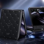 Motorola Razr 70 Swarovski Edition, pliable au dos noir capitonné constellé de cristaux, à l'IFA 2026 de Berlin