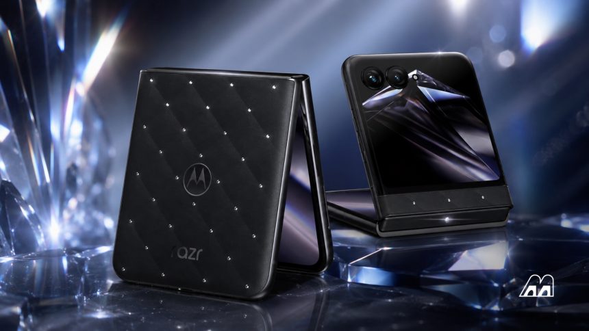 Motorola Razr 70 Swarovski Edition, pliable au dos noir capitonné constellé de cristaux, à l'IFA 2026 de Berlin