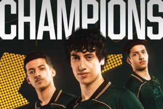 Team Falcons champions Rocket League EWC 2026 : les trois joueurs Dralii, Rw9 et Kiileerrz en tenue officielle du club