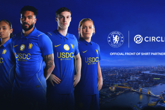 Joueurs de Chelsea portant le maillot sponsorisé USDC de Circle, officiel annonce Premier League