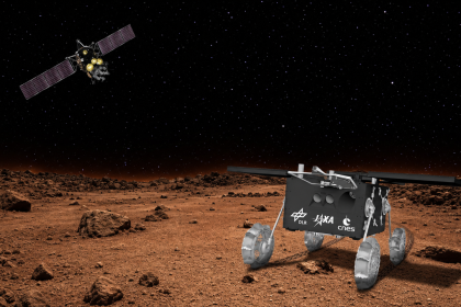 Rendu de la mission MMX : le rover IDEFIX sur la surface de Phobos et la sonde MMX en orbite