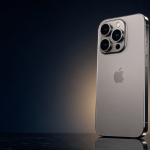 Rendu concept de l'iPhone 18 Pro, smartphone titane avec îlot photo triple capteur et logo Apple, sur fond sombre studio