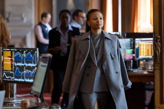 Harper (Myha'la) dans la salle des marchés, photo officielle de la série HBO Industry