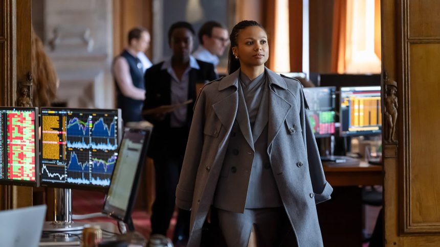 Harper (Myha'la) dans la salle des marchés, photo officielle de la série HBO Industry