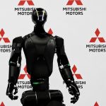 Robot humanoïde Highlanders HL Human devant un écran aux couleurs Mitsubishi Motors