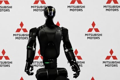 Robot humanoïde Highlanders HL Human devant un écran aux couleurs Mitsubishi Motors