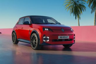 Photo officielle de la Renault 5 E-Tech 2026, couleurs revues et nouvelle version LFP d'entrée de gamme