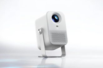 Redmi Projector 5, projecteur Full HD 1080p sur son socle métallique à 360 degrés