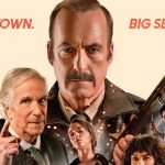 Affiche officielle du film Normal avec Bob Odenkirk en shérif armé, slogan Small Town Big Secret