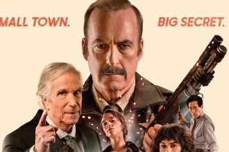 Affiche officielle du film Normal avec Bob Odenkirk en shérif armé, slogan Small Town Big Secret