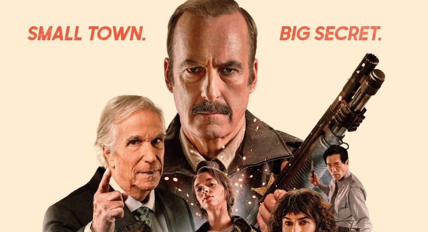 Affiche officielle du film Normal avec Bob Odenkirk en shérif armé, slogan Small Town Big Secret