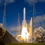Décollage officiel de la fusée Ariane 6 de l'ESA avec ses boosters, illustrant l'article sur l'abandon des upgrades Block 3