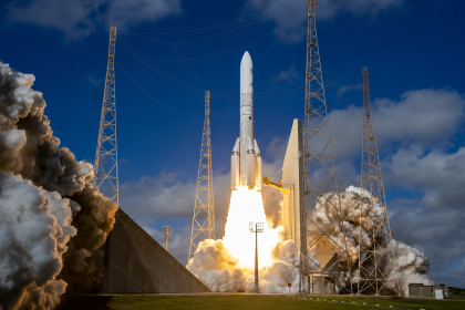 Décollage officiel de la fusée Ariane 6 de l'ESA avec ses boosters, illustrant l'article sur l'abandon des upgrades Block 3