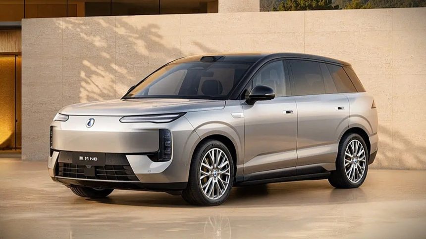 BYD Denza N8, SUV 100 % électrique, photo officielle du constructeur en studio