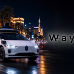 Robotaxi Waymo de nuit sur le Strip de Las Vegas, avec logo Waymo
