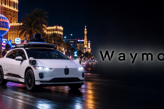 Robotaxi Waymo de nuit sur le Strip de Las Vegas, avec logo Waymo