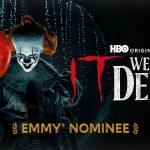 Key art officiel de la saison 2 de It: Welcome to Derry (HBO) : Pennywise tient un ballon rouge sur fond de sous-sol menaçant