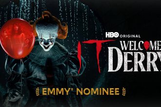 Key art officiel de la saison 2 de It: Welcome to Derry (HBO) : Pennywise tient un ballon rouge sur fond de sous-sol menaçant