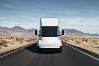 Tesla Semi, camion électrique de Tesla sur autoroute