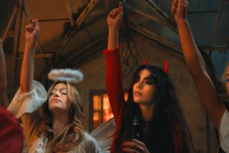 The Body, série Netflix : premières images officielles du psychodrame adolescent teinté d'horreur catholique de Quinn Shephard