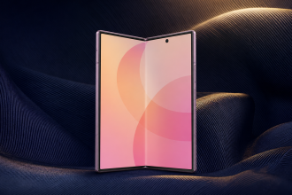 Galaxy Z Fold 8 Special Edition, rendu concept d'un pliable Samsung en édition haute couture sur fond de soie bleu nuit