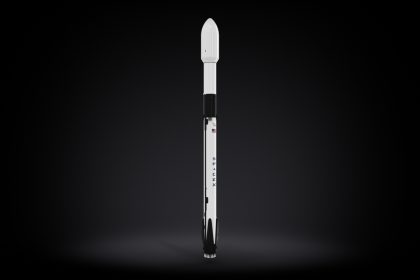 Rendu officiel de la fusée SpaceX Falcon 9 avec son logo, illustrant l'article sur l'étage supérieur qui s'est écrasé sur la Lune