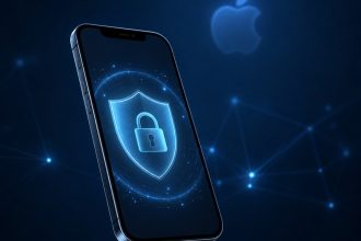 iPhone avec bouclier de sécurité iCloud Private Relay sur fond bleu nuit, concept