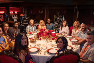 Photo officielle du casting de Grown Ups 3 attablé, annoncé par Netflix