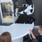 Tesla Optimus Gen-2 servant du popcorn au Tesla Diner d'Hollywood, scène réelle