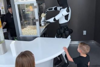 Tesla Optimus Gen-2 servant du popcorn au Tesla Diner d'Hollywood, scène réelle