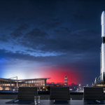 Fusée SpaceX sur son pas de tir face à Paris, quatre sièges vides autour d'une table de sommet