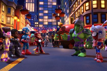 Spidey et l'équipe des Avengers (Iron Man, Hulk, Captain America, Wasp, Black Panther) en costumes d'Halloween dans les rues de la ville — special animé Marvel's Spidey and his Amazing Friends, disponible sur Disney+ le 25 septembre.