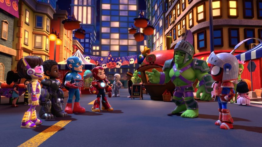 Spidey et l'équipe des Avengers (Iron Man, Hulk, Captain America, Wasp, Black Panther) en costumes d'Halloween dans les rues de la ville — special animé Marvel's Spidey and his Amazing Friends, disponible sur Disney+ le 25 septembre.