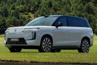 BYD Denza N8L, grand SUV électrique 6 places de 5,20 m, photo officielle du constructeur en extérieur