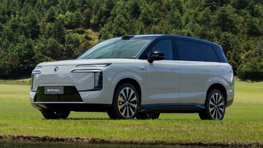 BYD Denza N8L, grand SUV électrique 6 places de 5,20 m, photo officielle du constructeur en extérieur