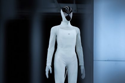 Robot humanoïde XPeng IRON, premier exemplaire sorti en marchant de la ligne de production automatisée de Guangzhou