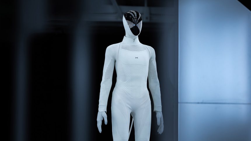Robot humanoïde XPeng IRON, premier exemplaire sorti en marchant de la ligne de production automatisée de Guangzhou