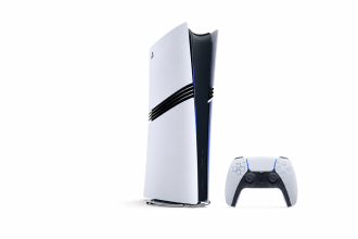 Photo officielle de la console PS5 Pro avec sa manette DualSense