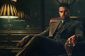 Theo James dans le rôle d'Eddie Horniman, photo officielle Netflix de The Gentlemen saison 2