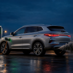 Concept visuel d'un SUV hybride rechargeable branché à une borne de recharge émettrice d'un épais nuage de fumée, illustrant l'écart entre les émissions réelles et celles des tests officiels