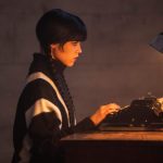 Jenna Ortega en Wednesday Addams penchée sur une machine à écrire, premier regard officiel de la saison 3 de Wednesday sur Netflix